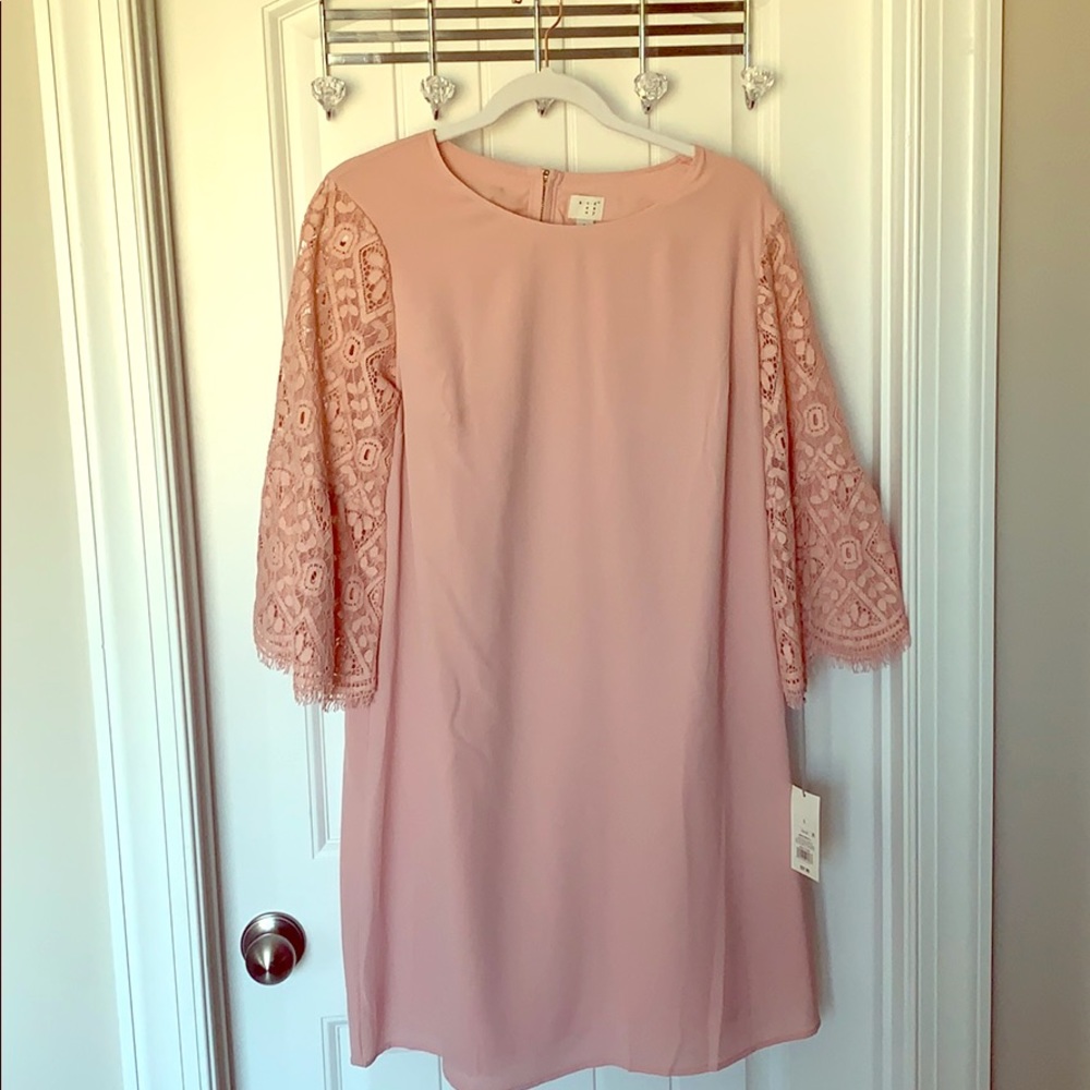 Pink dress with lace sleeves, never worn Large